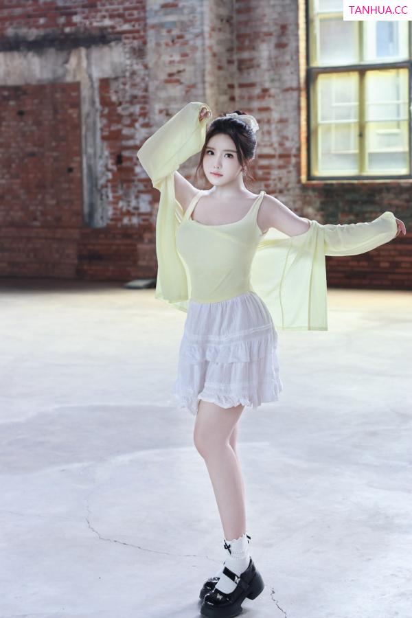   [XiuRen]高清写真图 2024.08.16 No.9024 小薯条nienie 美乳性感第14张图片